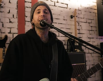 Domi Bade "Die Welt geht vor die Hunde"